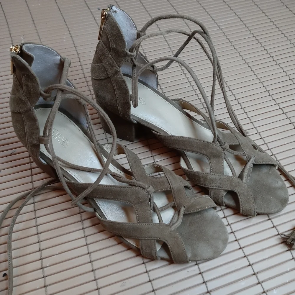 MICHAEL MICHAEL KORS MIRABEL SUEDE STRAPPY SANDALS - SIZE 10M TAN. A1pem